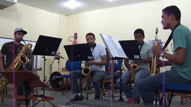 UM CHORINHO PRA ELE - Hermeto Pascoal - Brazilian Saxophone Quartet - IFPE/BJ 05.07.2013 смотреть онлайн