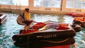 Переворачивание спасательного плота