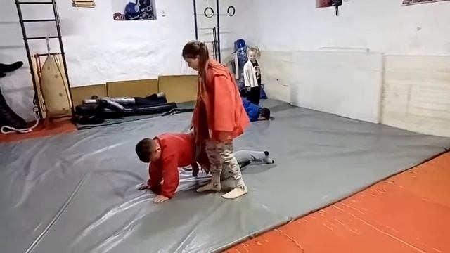 Учимся падать от бросков вперед Ксюша, 11лет смотреть онлайн