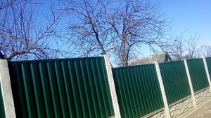 Забор из бетонных панелей