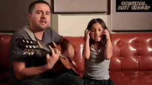 Маленькая девочка классно и красиво поет!!!!