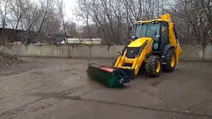 Аренда  экскаватора-погрузчика JCB 3CX с коммунальной навесной щеткой