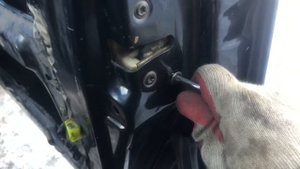 Как снять-поменять замок передней двери на автомобиле Mitsubishi Diamante