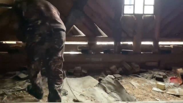 СТАРЬЁВЩИКИ: Дом давно заброшен, а находок куча.
