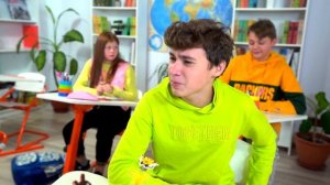 КАК ПРОНЕСТИ ЕДУ В КЛАСС? Новая училка СПАЛИЛА ЕВУ на горячем!