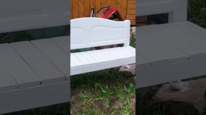 скамейка из старой кровати.