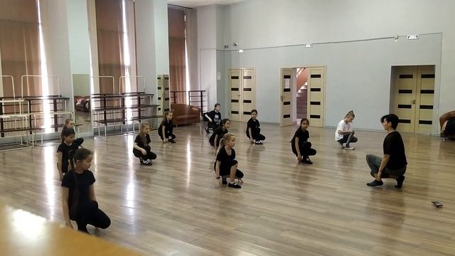 Урок джазового тренажа в младшей группе. смотреть онлайн