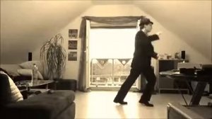 парень классно танцует свинг