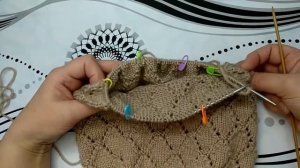 Шапка круговыми спицами, с присборенном затылком.