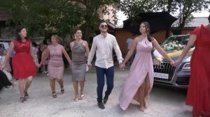 Uzicko kolo ispred kuće mladenke