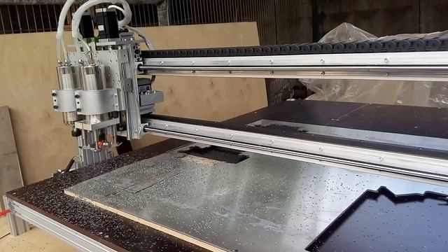 Гравировально-фрезерный станок с автосменой инструмента. Фрезеровка композита смотреть онлайн