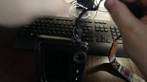 Как закрепить ремень на фотоаппарате.