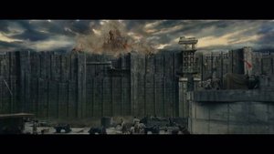 Колоссальный титан ломает стену