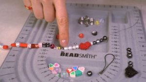 Брелок подвеска на телефон с сердечками из бисера своими руками