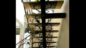 Кованая лестница с деревянными ступенями, перила ковка