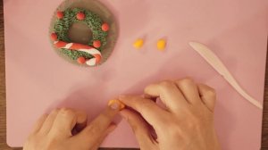 Новогодняя поделка магнит «Рождественский венок» из воздушного пластилина #воздушныйпластилин