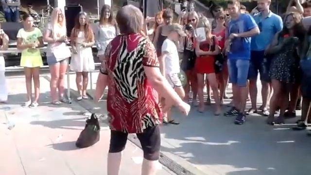 Бабуля отжигает не по детски РЖАЧ!!! смотреть онлайн