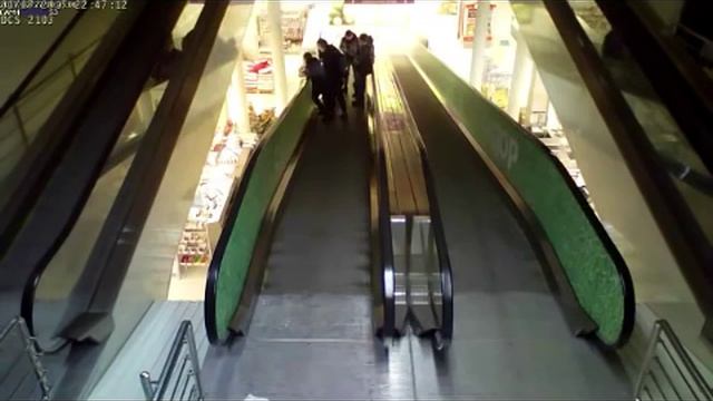 Подростки в ТЦ Зеленой рощи смотреть онлайн