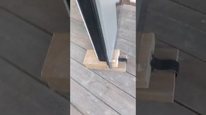 Фиксатор входной двери от ветра