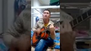 Башкир играет на гитаре и поет, башкорт гитарала уйнай. Парень шикарно поет и играет на гитаре