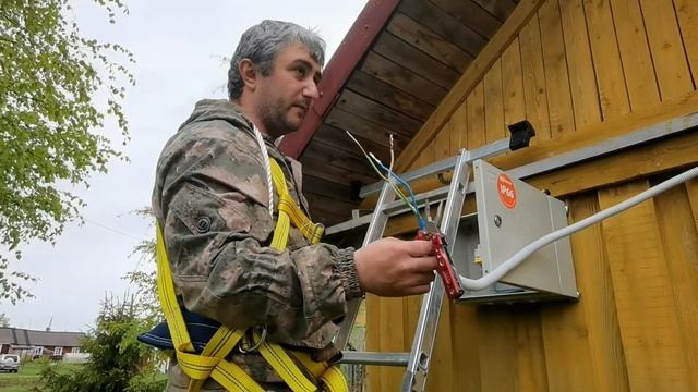 Выносим счетчик(прибор учета электроэнергии) из дома на стену и подключаем СИП(день 67) смотреть онлайн