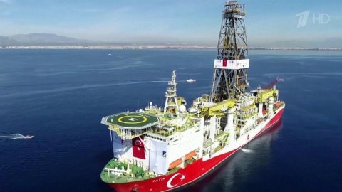Турция не намерена отказываться от добычи углеводородов в Средиземном море