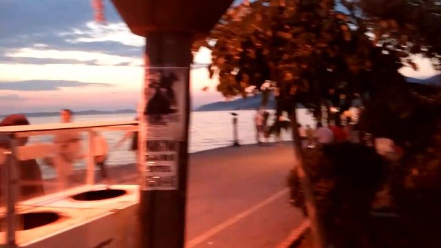 Набережная Эрдек.. теплый вечер, наш смех! Мороженое кукуруза, ресторан! смотреть онлайн