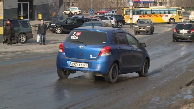 Улица Толстого во Владивостоке превратилась в каток -- коммунальный смотреть онлайн