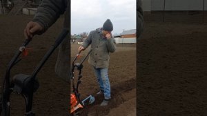 мототяпка (дырчик) в работе.