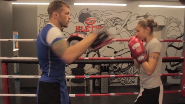 Работа на лапах в боксе — Урок 1, тренировка для начинающих от Андрея Басынина смотреть онлайн