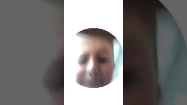 Мама позвонила мальчику на продленке.