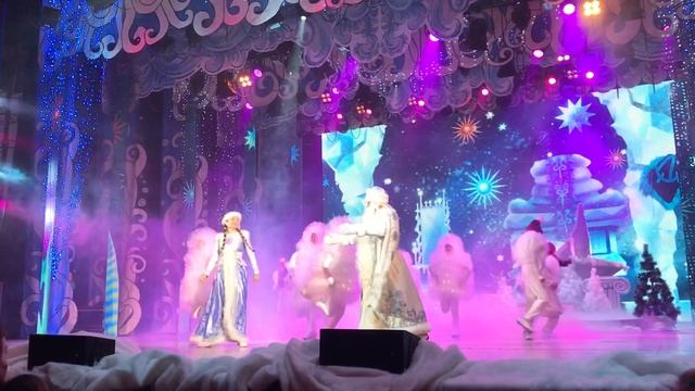 Дед мороз поет на башкирском языке на новогоднем представлении в Уфе