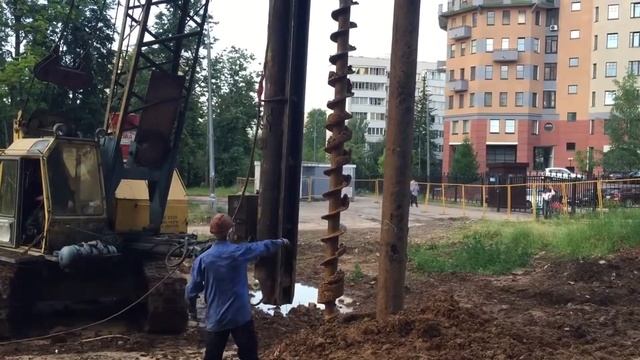 Погружение труб шпунтового ограждения в скважины