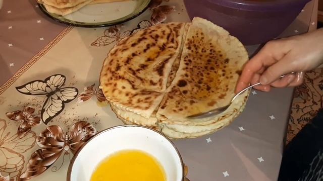 Хингалш.Горячий хлеб.Салат из капусты. смотреть онлайн