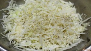 Салат из капусты с яблоком и грецкими орехами