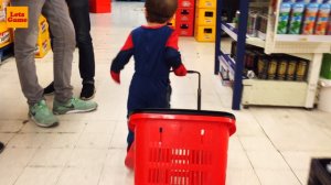 Маленький Мальчик Человек Паук  идет в Магазин за Кашей