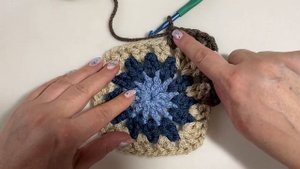 НАВОЛОЧКА "БАБУШКИН КВАДРАТ" КРЮЧКОМ ИЗ ОСТАТКОВ ПРЯЖИ! ВЯЗАНЫЙ МЯГКИЙ УЮТ ЗА ОДИН ВЕЧЕР!!!