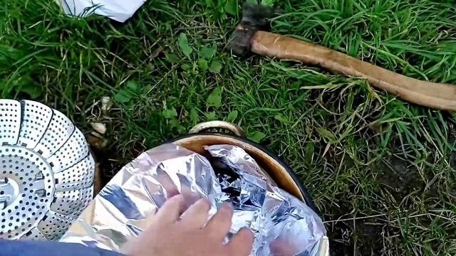 коптим в кастрюле / щепочница / дача / сардельки / скумбрия #горячеекопчение #коптим
