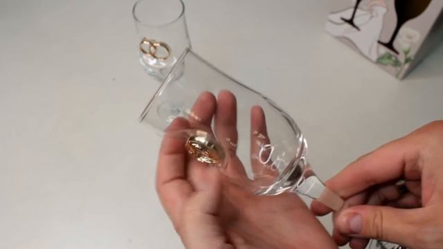 Набор из двух свадебных бокалов с вплавленными кольцами–обзор от магазина подарков Счастливый случа смотреть онлайн