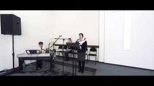 Сережки - крестики, у девушки в ушах