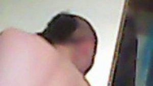 Бреется налысо самостоятельно