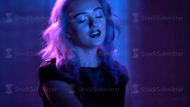 Young Blond Model is Posing in Neon смотреть онлайн