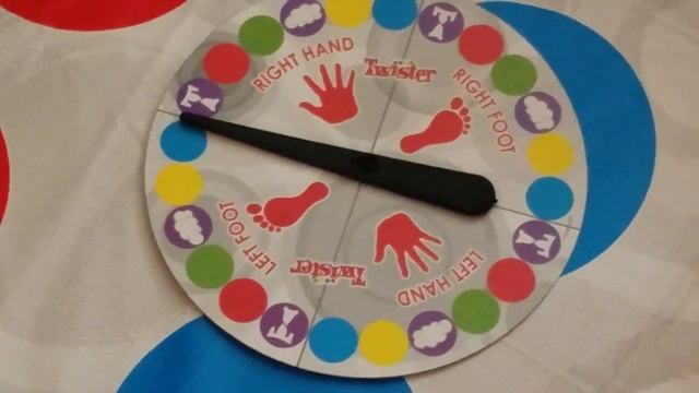 Let's play Twister w/Magda! смотреть онлайн