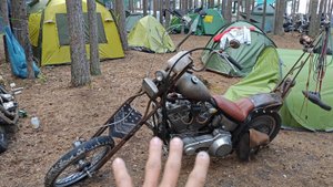 Старый, ржавый, но очень  яркий Harley-Davidson Softail Standard на котором ездит Моцарт!