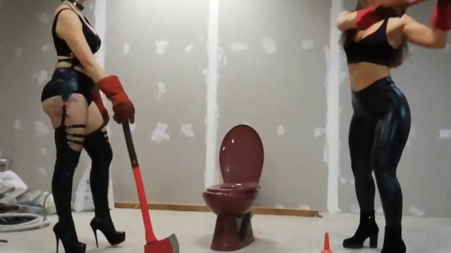 Прям РАЗМАШЕСТО. Разбиваем кувалдой унитаз ? смотреть онлайн