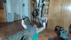 Жим гирь лёжа 2х32 кг