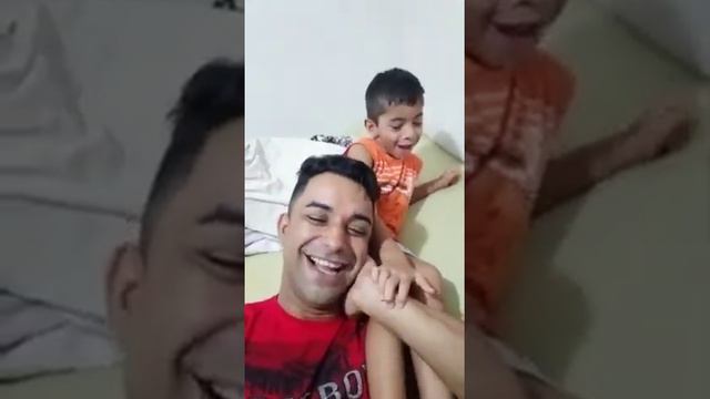 Enzo e Ismael pai e filho brincando meu irmao e meu sobrinho.