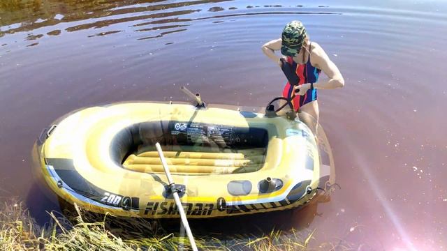 Плаваю на самой маленькой лодке Fishman 200/ Первое купание смотреть онлайн