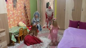 Настя и Вика встречают Новый 2020 год. Дед Мороз и Снегурочка. Хоровод!