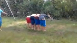 Старшаки получают мячиком по жопе